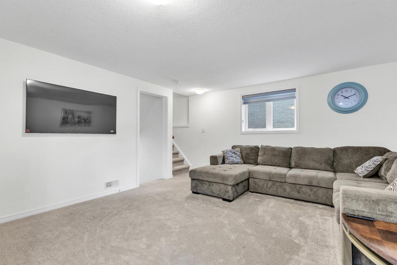 Modern 1 Bedroom + Den In Cambridge Buitenkant foto